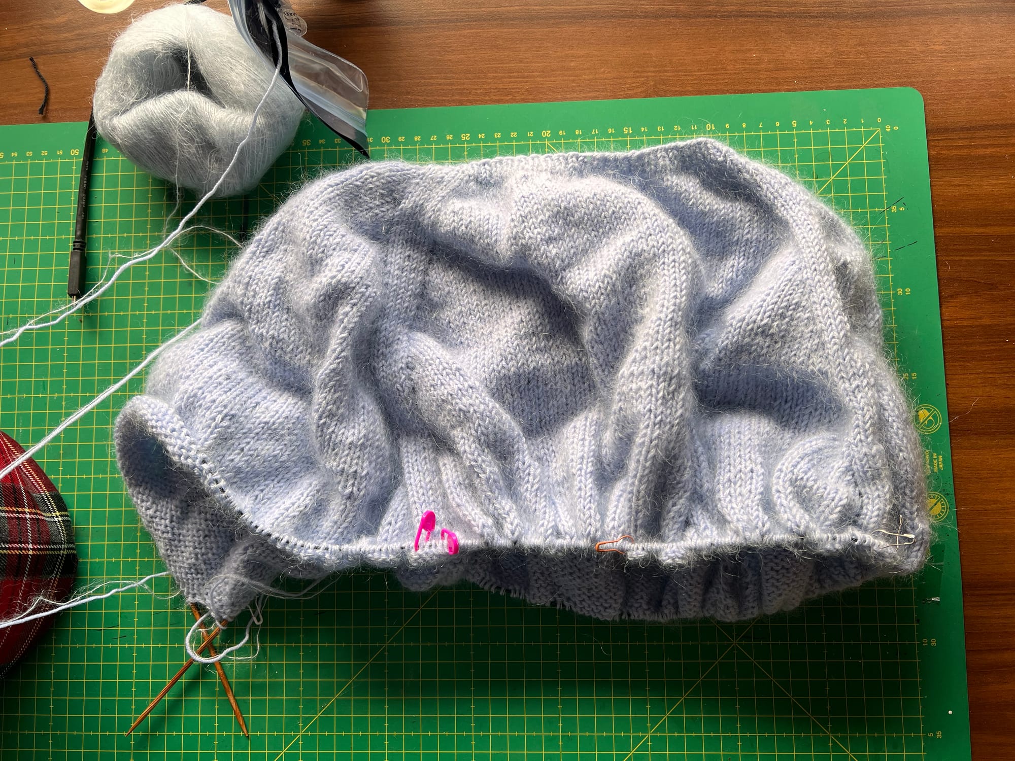 halbfertiger hellblauer Strick-Pullover 