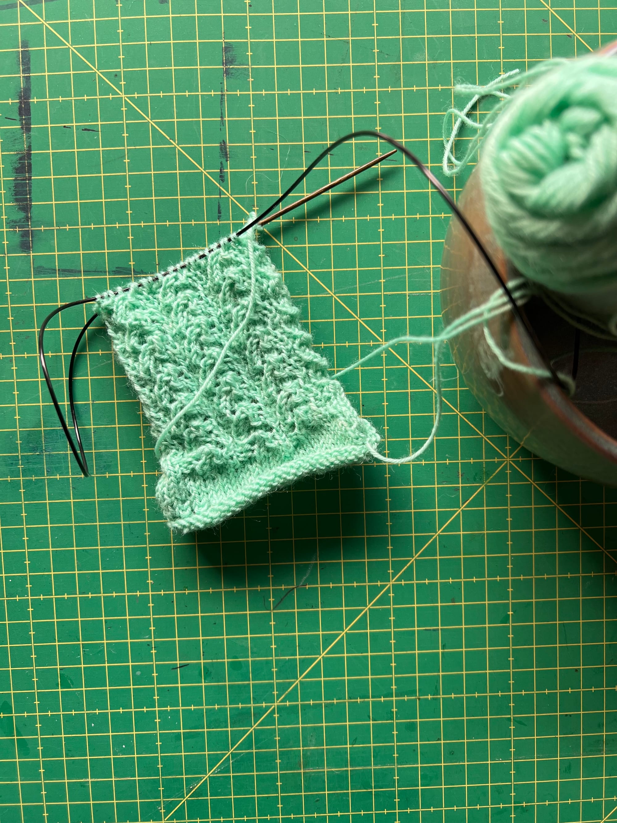 begonnene grüne Socken 