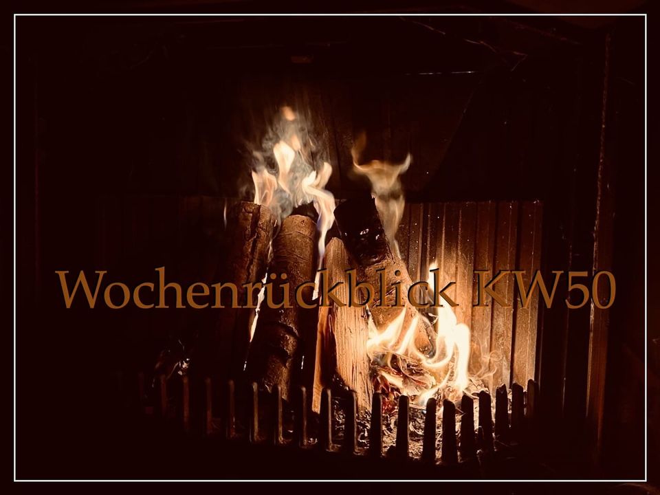 ein Feuer brennt im Kamin.