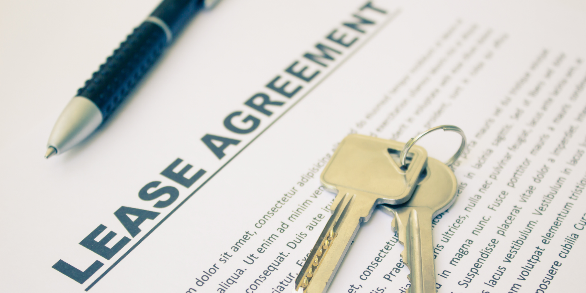 Definition and benefits of a flexible lease agreement: short-term rental options under one year, including month-to-month and 3-to-6-month leases, offering lower financial commitment, easy move-out flexibility, and ideal housing solutions for remote workers, digital nomads, and students.