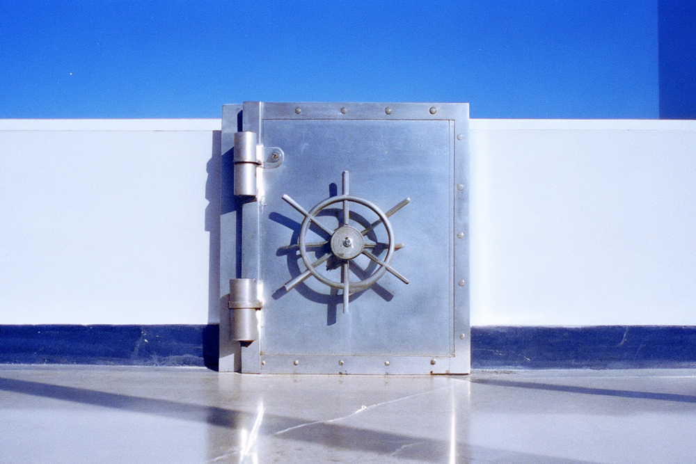 A Stablecoin Depeg Can Drain a Vault
