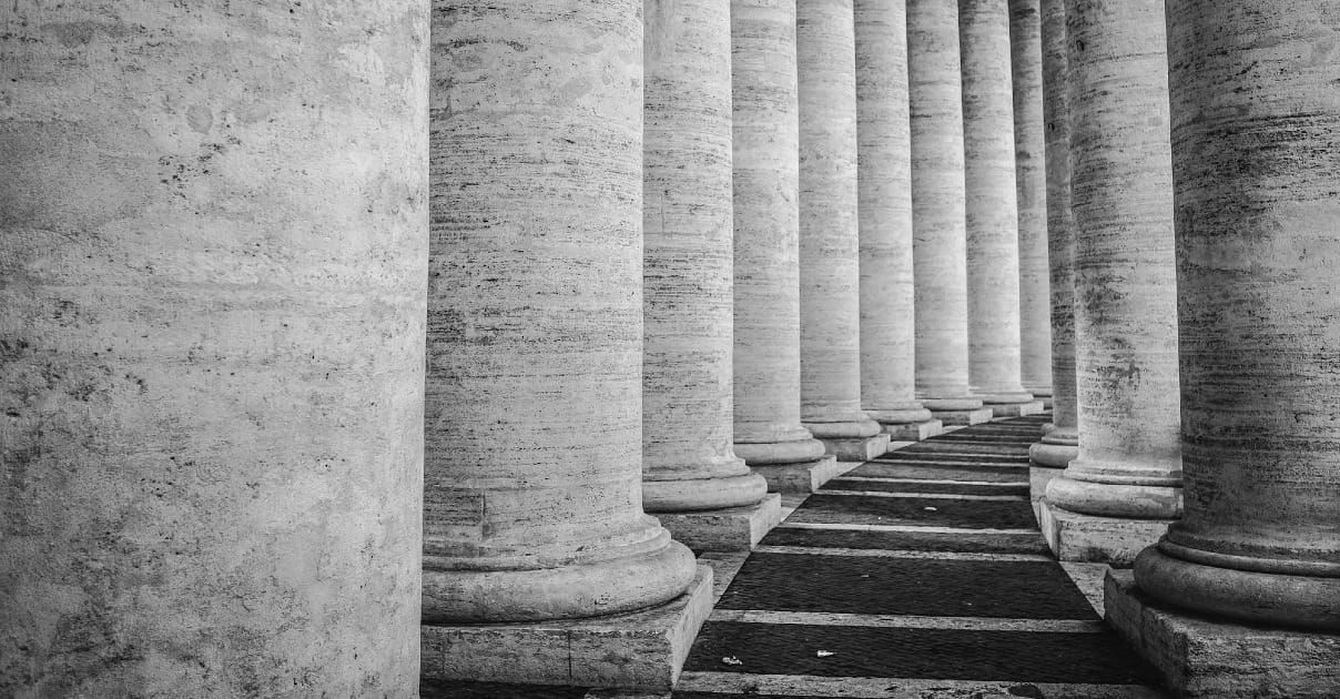 Immagine di un colonnato.