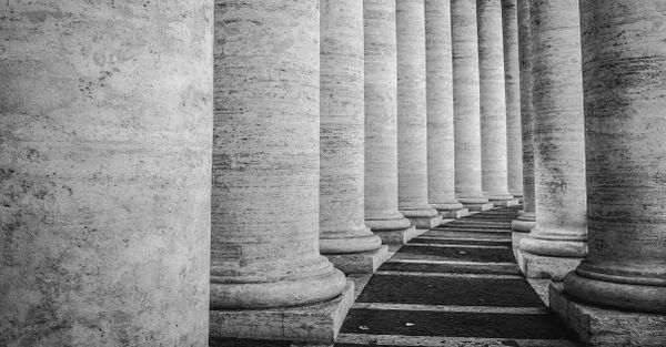 Immagine di un colonnato.