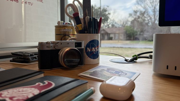 Spatial Video with Fullscreen Button