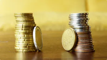 Salary vs Commission: Choosing the Right Sales Compensation Model