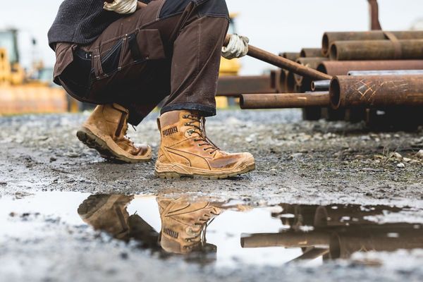 Ouvrier travaillant en extérieur équipé de chaussures de sécurité Puma Safety.