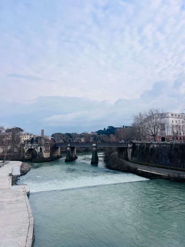 A view of the Tiber River on a cold winter day.