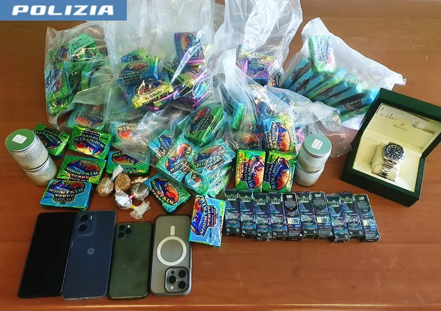 A bordo del suo taxi con 10 kg di hashish: arrestato