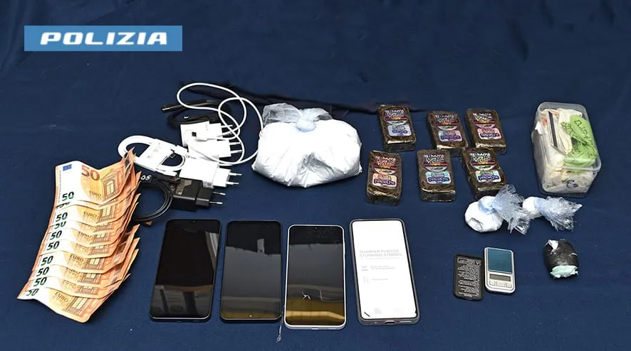 Droga e cellulari da piazzare in carcere: arrestato agente della penitenziaria e una donna