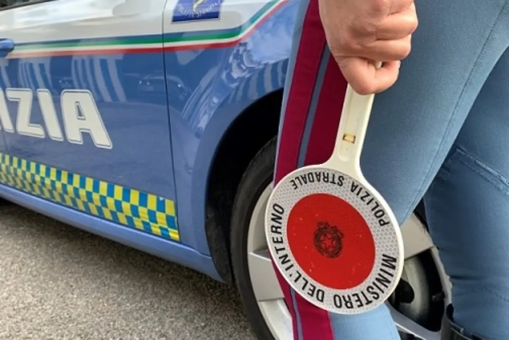 Senza pneumatico e ubriaco, folle corsa sull’A1 finisce contro la sbarra: arrestato