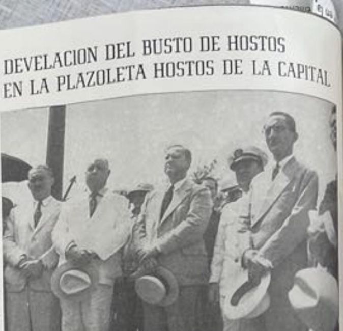Develación del busto de Hostos en la plazoleta Hostos de la Capital (en 1941)
