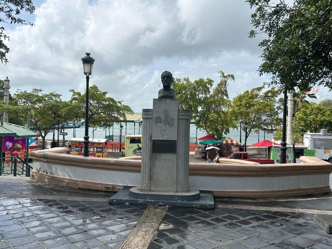 Imagen de: La Plaza de Hostos se mantiene firme