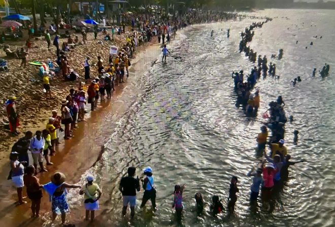 Imagen de: UN MAR DE MANOS POR EL ESCAMBRÓN