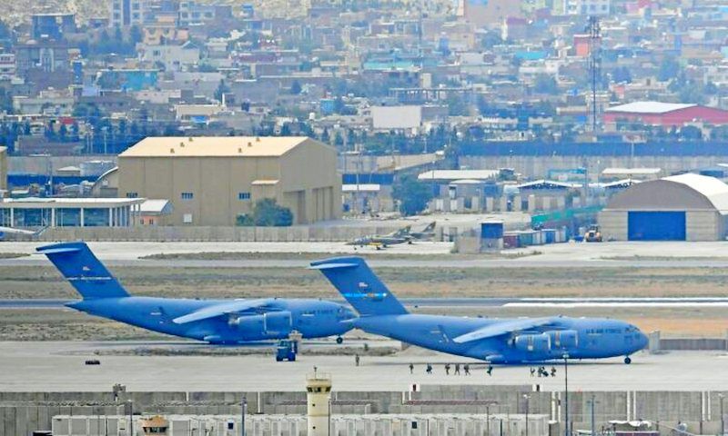 U.S. troops walk through the tarmac to board an US Air Force aircraft at the airport in Kabul, Afghanistan on Aug. 30, 2021. (Aamir Qureshi/AFP via Getty Images)