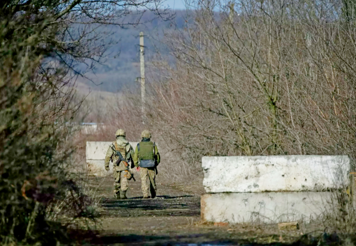 Ukrainian service members are seen on the front line near the village of Zaitseve in the Donetsk region, Ukraine February 19, 2022 - Sputnik International, 1920, 26.02.2022