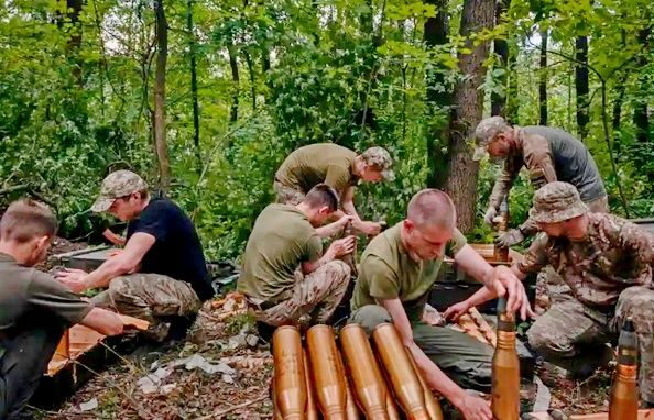 Soldiers grease 50-year-old shells in the Kharkiv region.