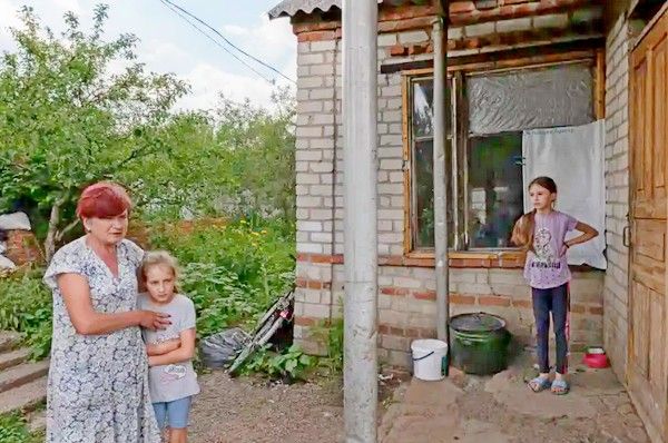 Nadia with her granddaughter Vladislava and her friend Dasha .Vladislava’s father Oleksii Ketler died during shelling in Koropy close to Mala Rohan by Russian forces.