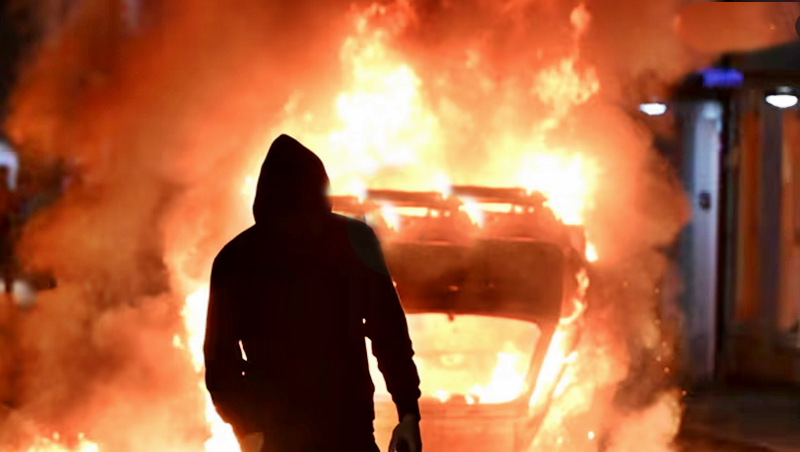 Second night of rioting in Ballymena - Ireland,leaves 17 police officers injured