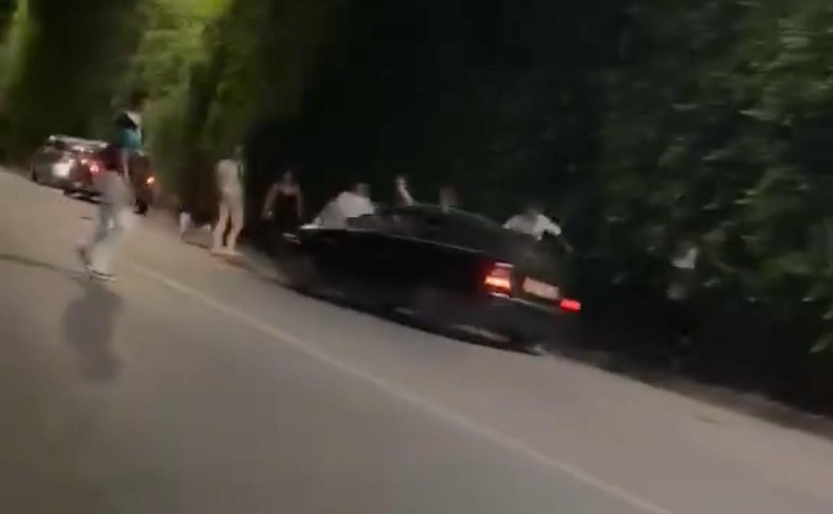 Auto punta i ragazzi fuori una discoteca a Taormina: De Luca pubblica il video e parla di "tentato omicidio"