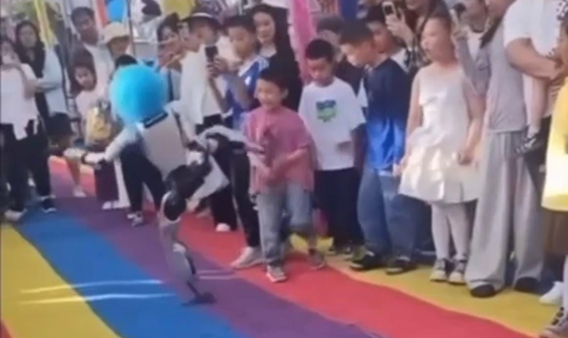Cina, robot sferra un calcio a un bimbo durante uno show