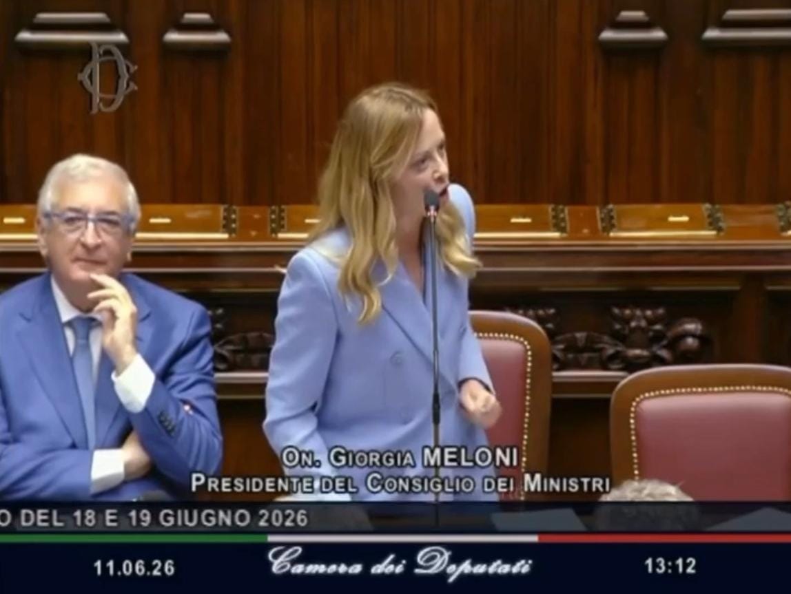 “Arrivata qui senza ginocchiere né scorciatoie”: Meloni attacca il M5S alla Camera