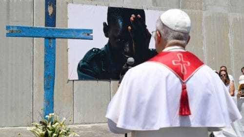 Papa Leone XIV alle Canarie: “Siamo tutti migranti”. Appello per integrazione e accoglienza