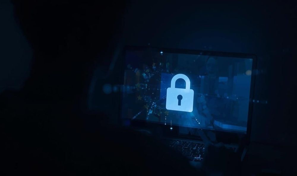 Primo via libera del Parlamento Europeo al rinvio dell’AI Act e divieto di deepfake sessuali