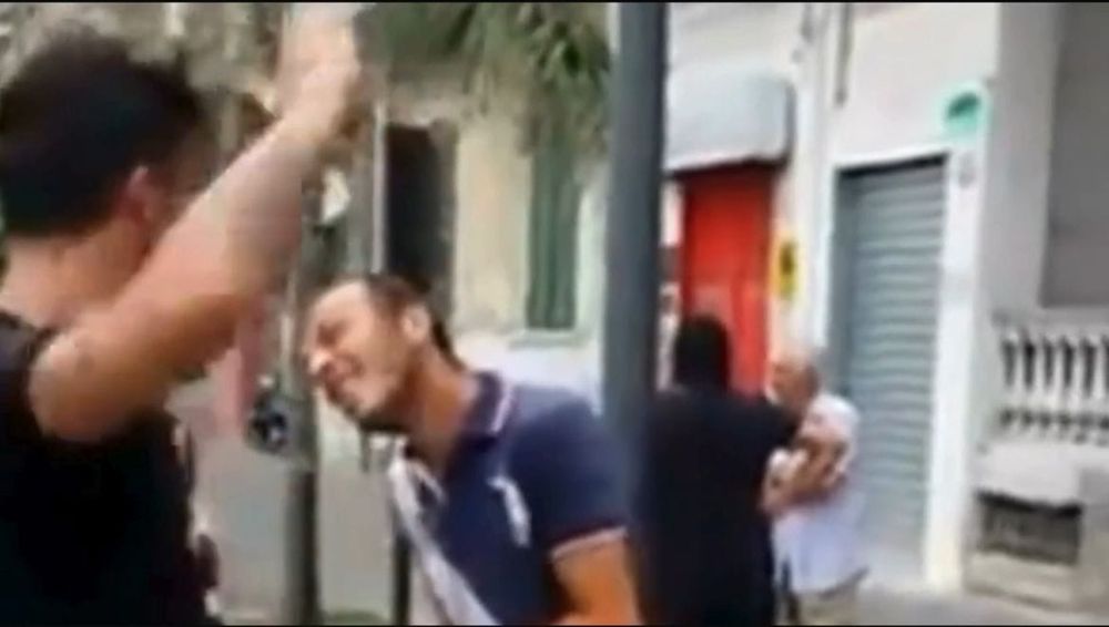 Il cantante Alessio, video degli schiaffi al disabile diventa virale: "Era solo uno scherzo"