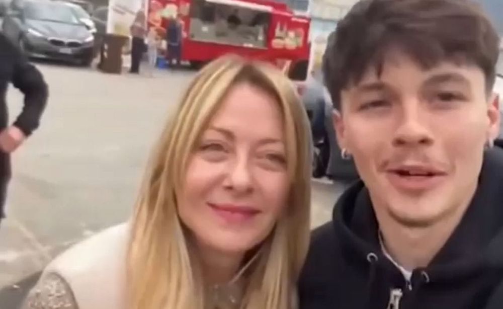 Selfie con la Meloni, poi la sorpresa: "Io voto no"