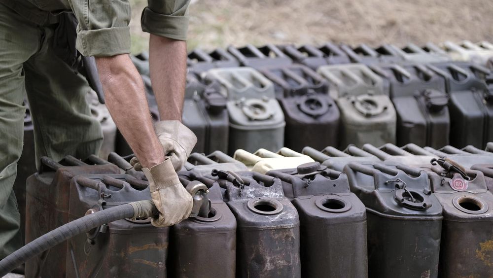 Petrolio sopra i 100 dollari: il G7 valuta le riserve strategiche