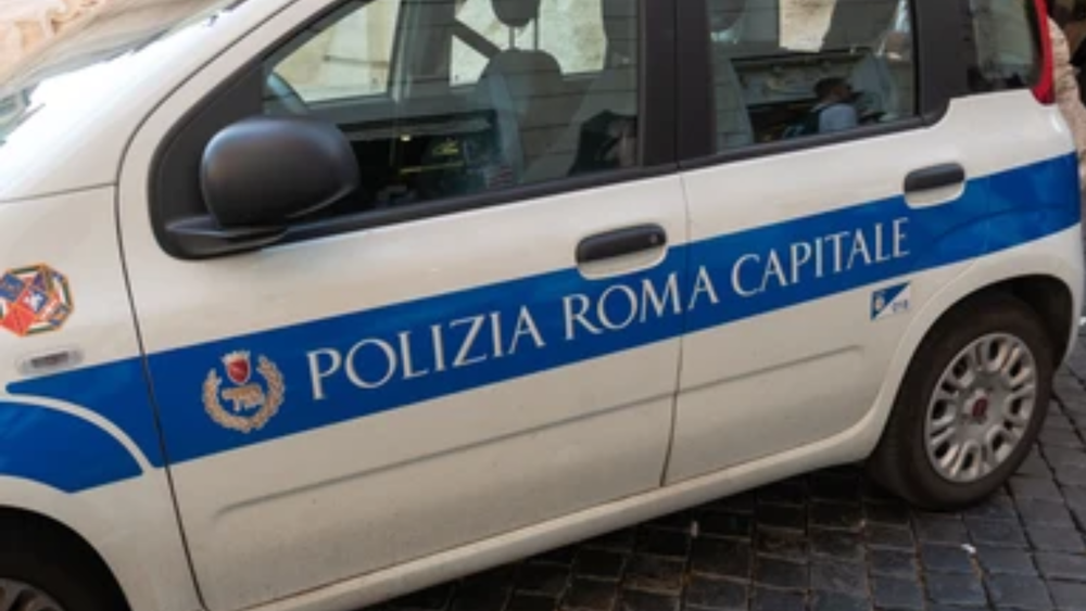 Lite tra famiglie e fiamme al campo rom: investiti poliziotto e passante durante la fuga