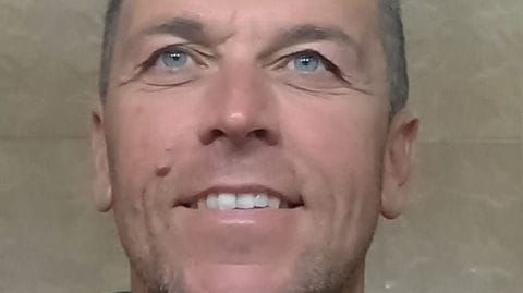 Aggressione mortale a Massa: 47enne muore davanti al figlio