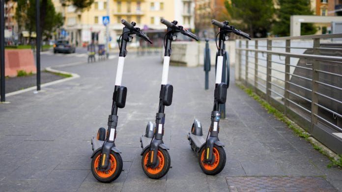 Monopattini elettrici, obbligo di targa da domani: ma c'è il rischio di ritardi e la targa si stacca