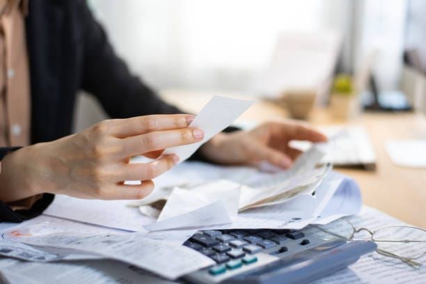 Regno Unito, dal 1° luglio bollette energetiche in aumento del 13%: famiglie sotto pressione nonostante l’estate
