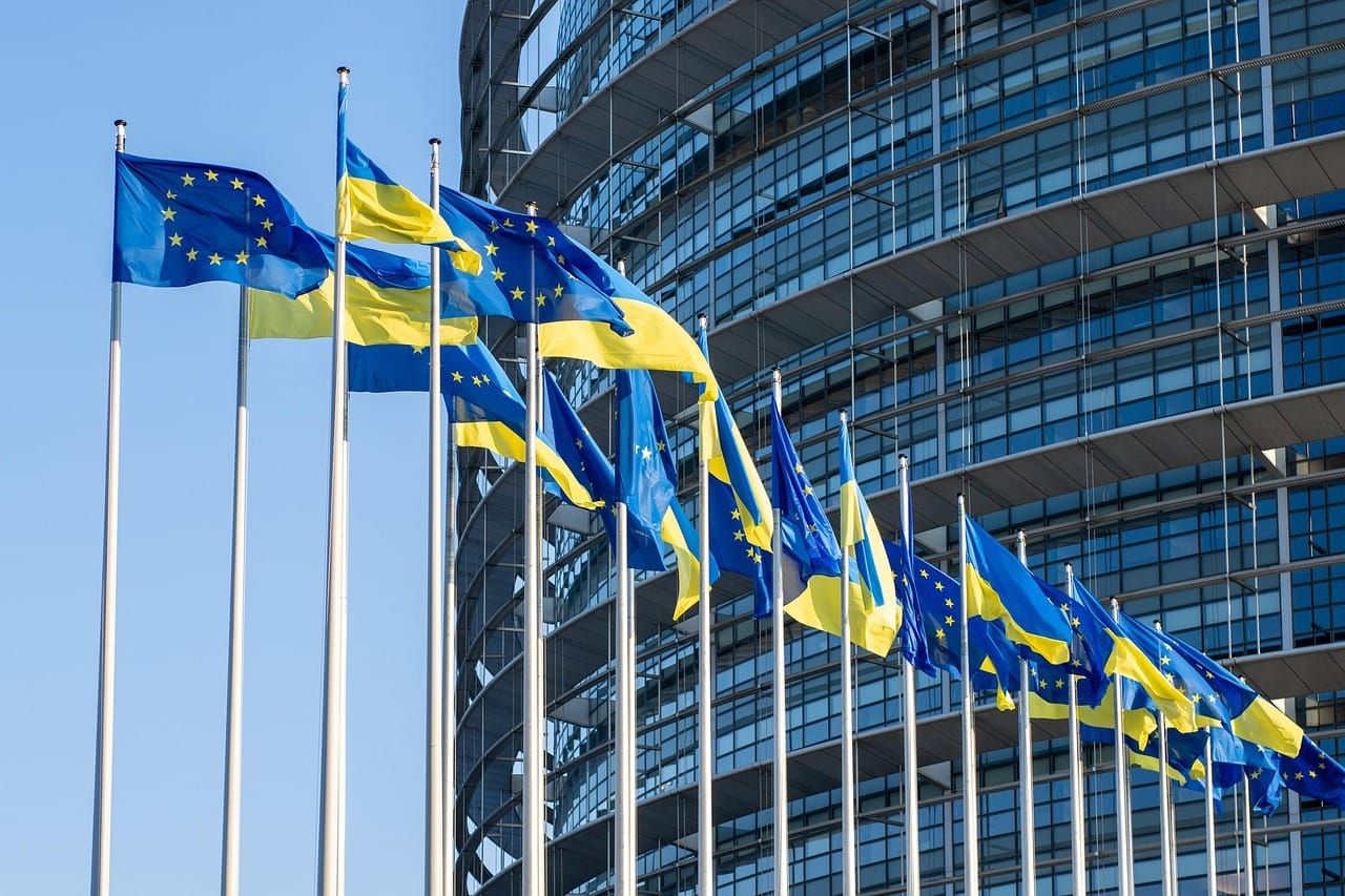 Ucraina, no all’ipotesi asset russi congelati: come funzionerà il nuovo prestito UE da €90 miliardi e perché è stato preferito alla prima ipotesi