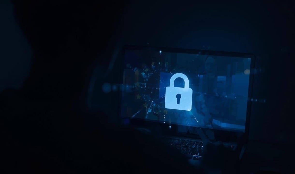 Primo via libera del Parlamento Europeo al rinvio dell’AI Act e divieto di deepfake sessuali