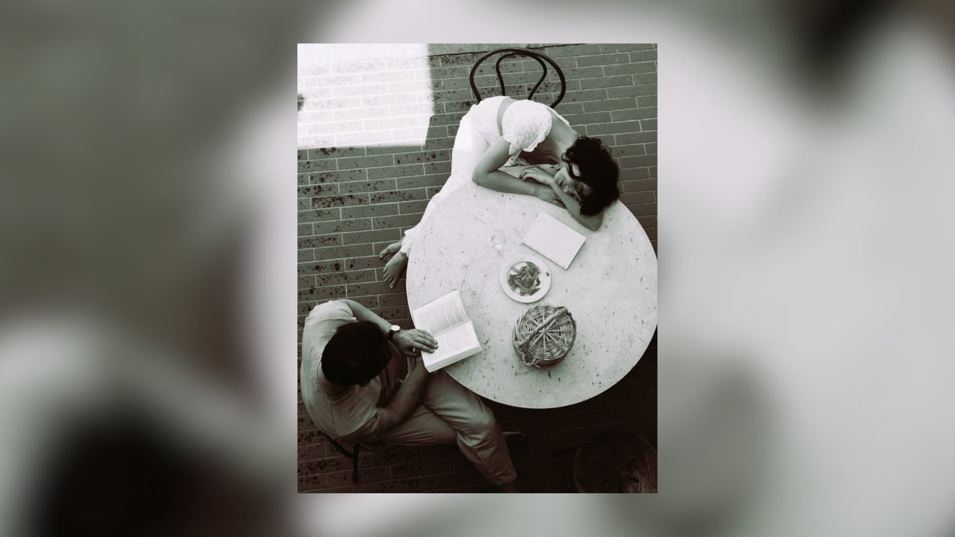 Il fascino senza tempo dei romanzi rosa. Felicia Kingsley e il nuovo volto del romance