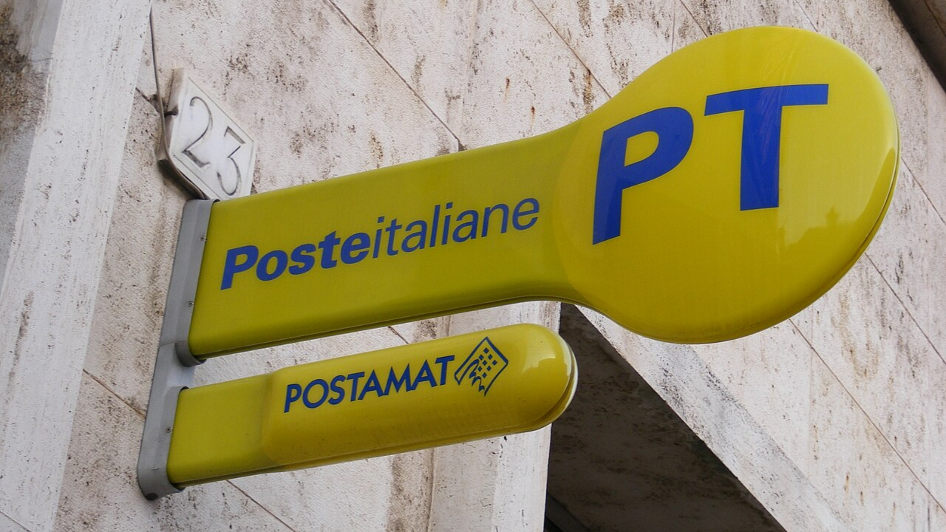 Non entra in classe e rapina le poste con una pistola giocattolo: fermato 13enne