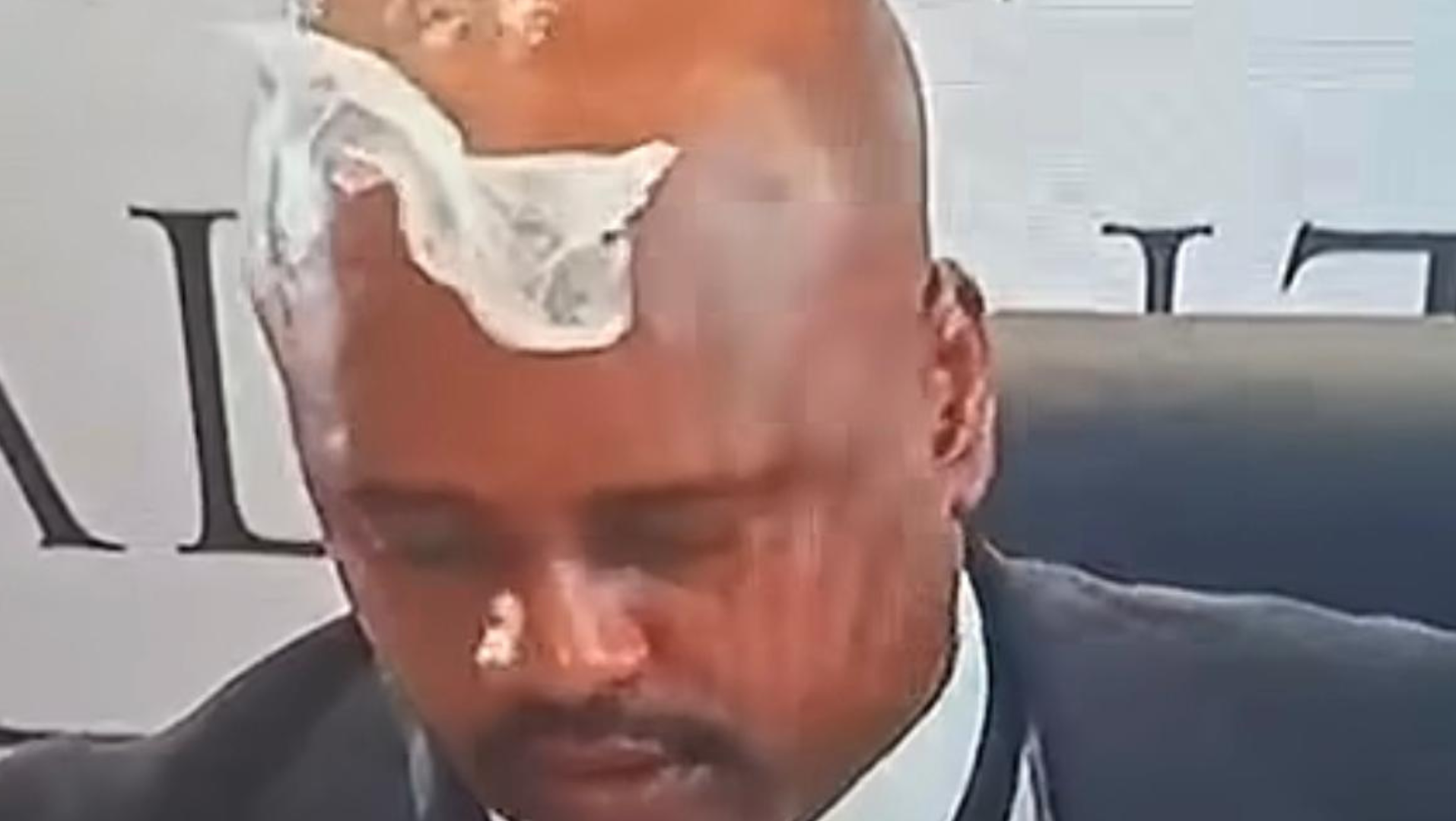 Sudafrica: siparietto alla commissione, un fazzoletto sulla fronte del testimone interrompe l'udienza