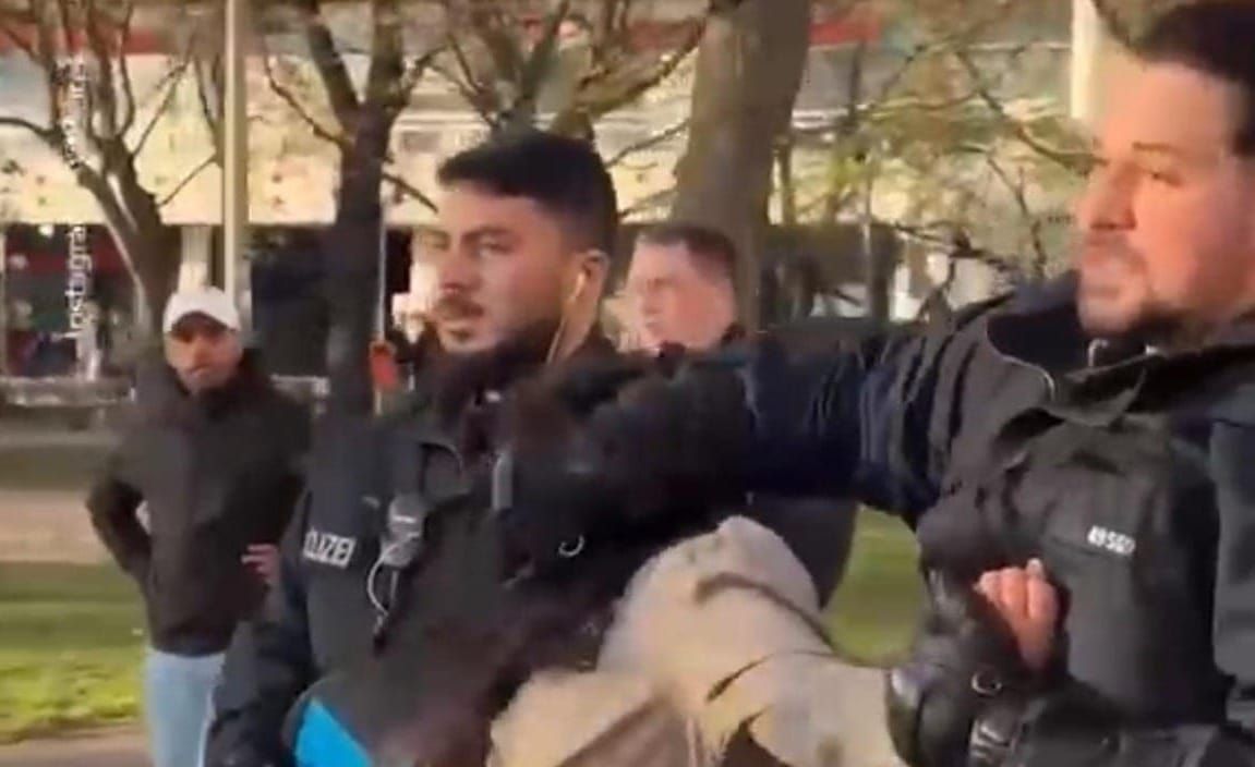 Berlino, polizia copre la bocca a una manifestante pro-Pal: è polemica sui social