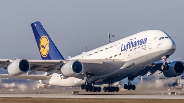 Caro carburanti, Lufthansa cancella 20.000 voli a corto raggio