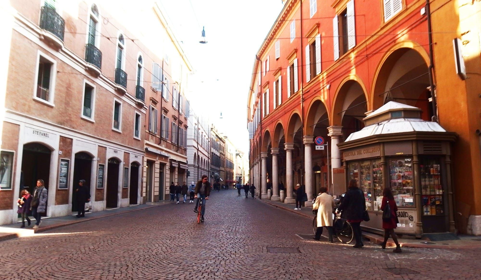 Paura nel centro di Modena: auto travolge i pedoni in via Emilia, poi accoltella passante