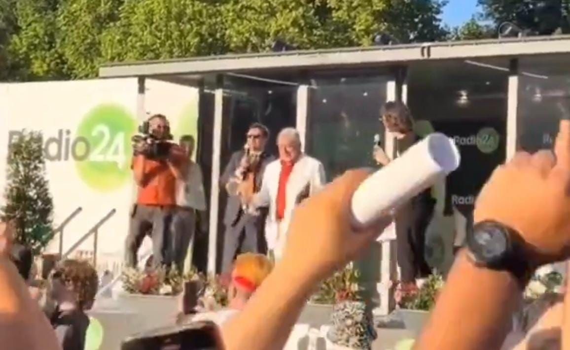 Festival dell'Economia di Trento, a Radio24 si canta “Everybody Viva El Duche”: è polemica social