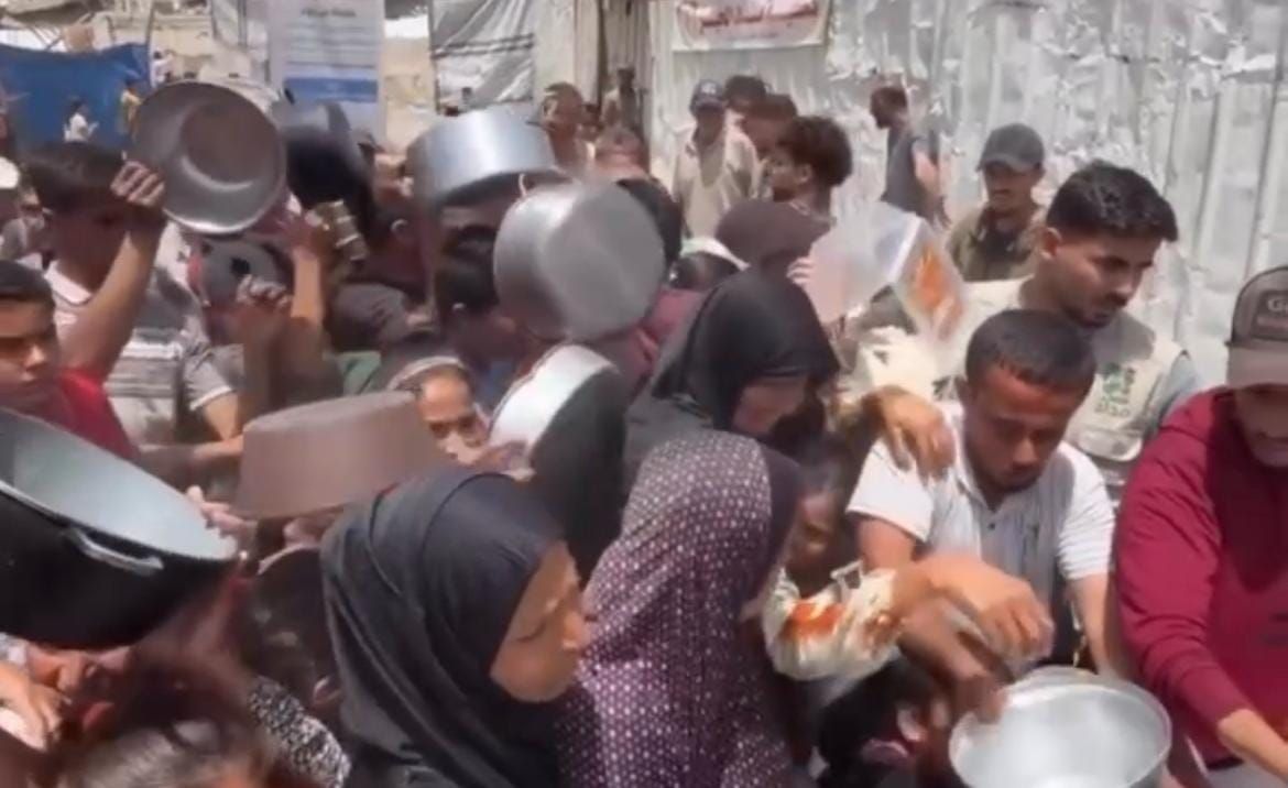 Gaza, lunghe file davanti alle mense popolari: centinaia di persone in attesa di un pasto