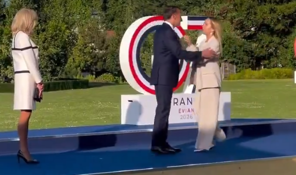 Macron accoglie Meloni al G7 con "Felicità" di Albano e Romina