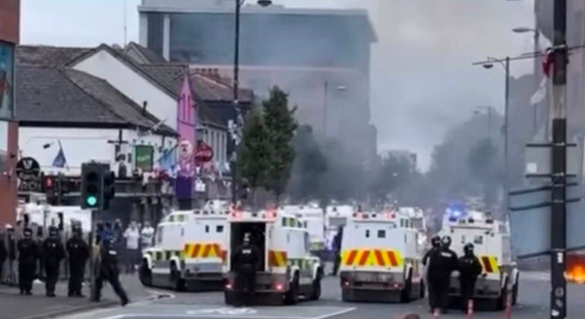 Belfast, arrestato un richiedente asilo per accoltellamento: esplodono le proteste anti-migranti