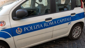 Lite tra famiglie e fiamme al campo rom: investiti poliziotto e passante durante la fuga