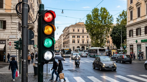 Roma sperimenta il semaforo con luce bianca: verso una nuova gestione del traffico urbano