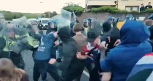 Scontri a Southampton dopo il caso Nowak: assedio alla polizia per i video shock