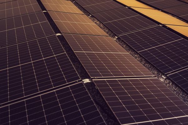 Lazio, presentato il bando “Energia Solare per le Imprese”: 20 milioni per favorire l’autonomia energetica delle aziende
